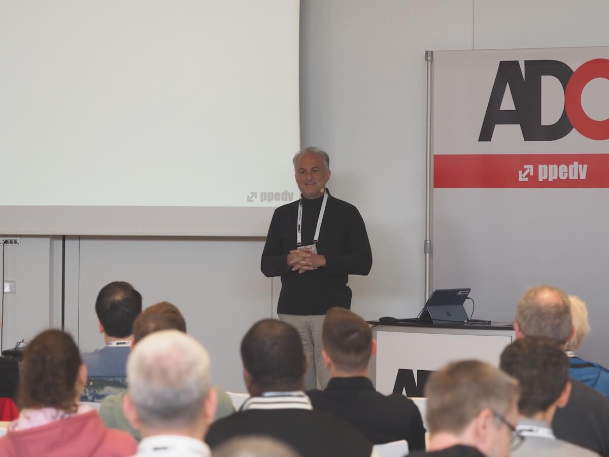 Zwei Speaker auf der ADC-Bühne vor dem Publikum