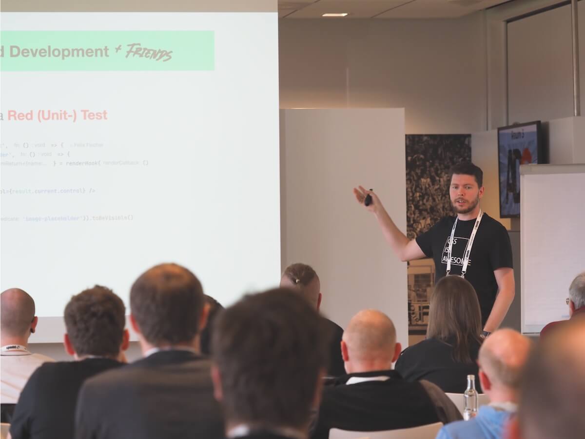 Vortrag vor Teilnehmenden in einem ADC-Konferenzraum