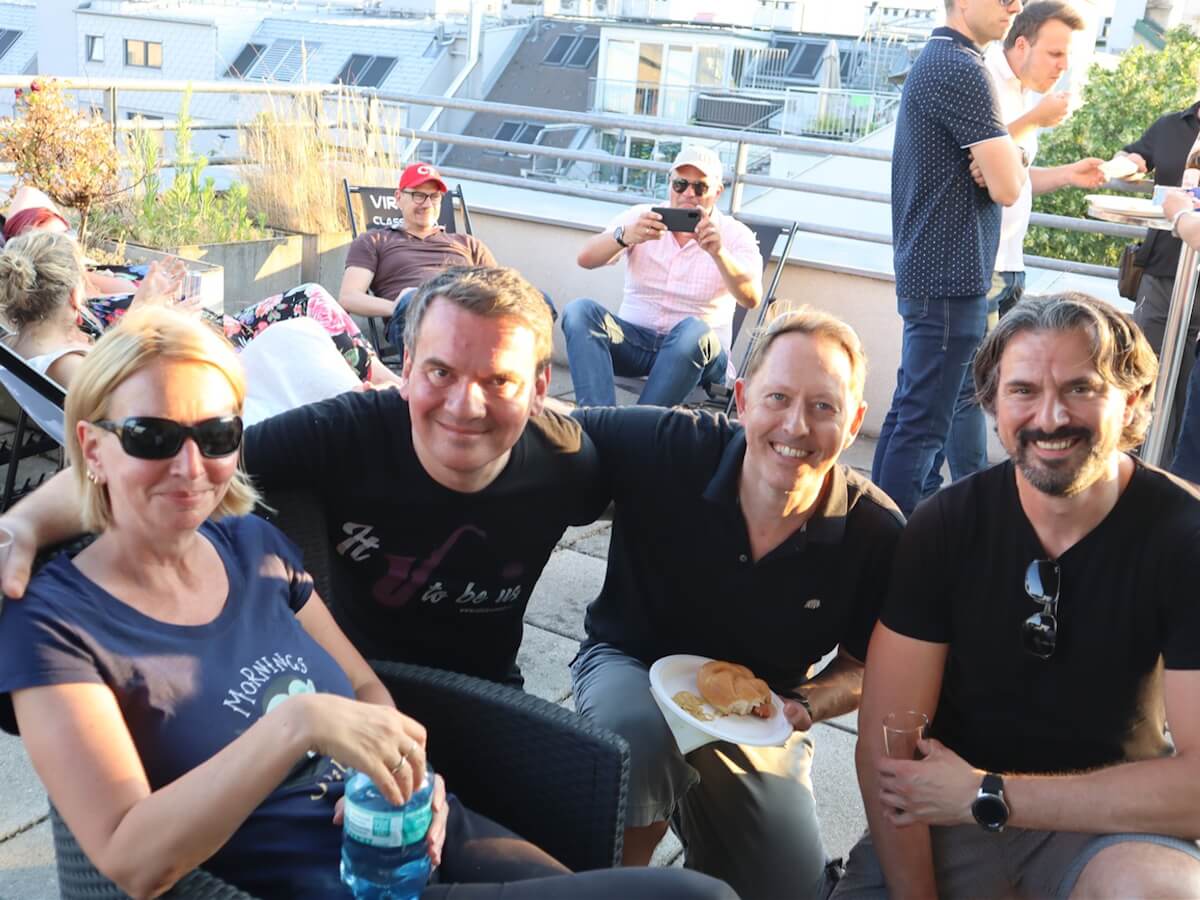 Gemeinsame Pause auf einer ppedv-Dachterrasse