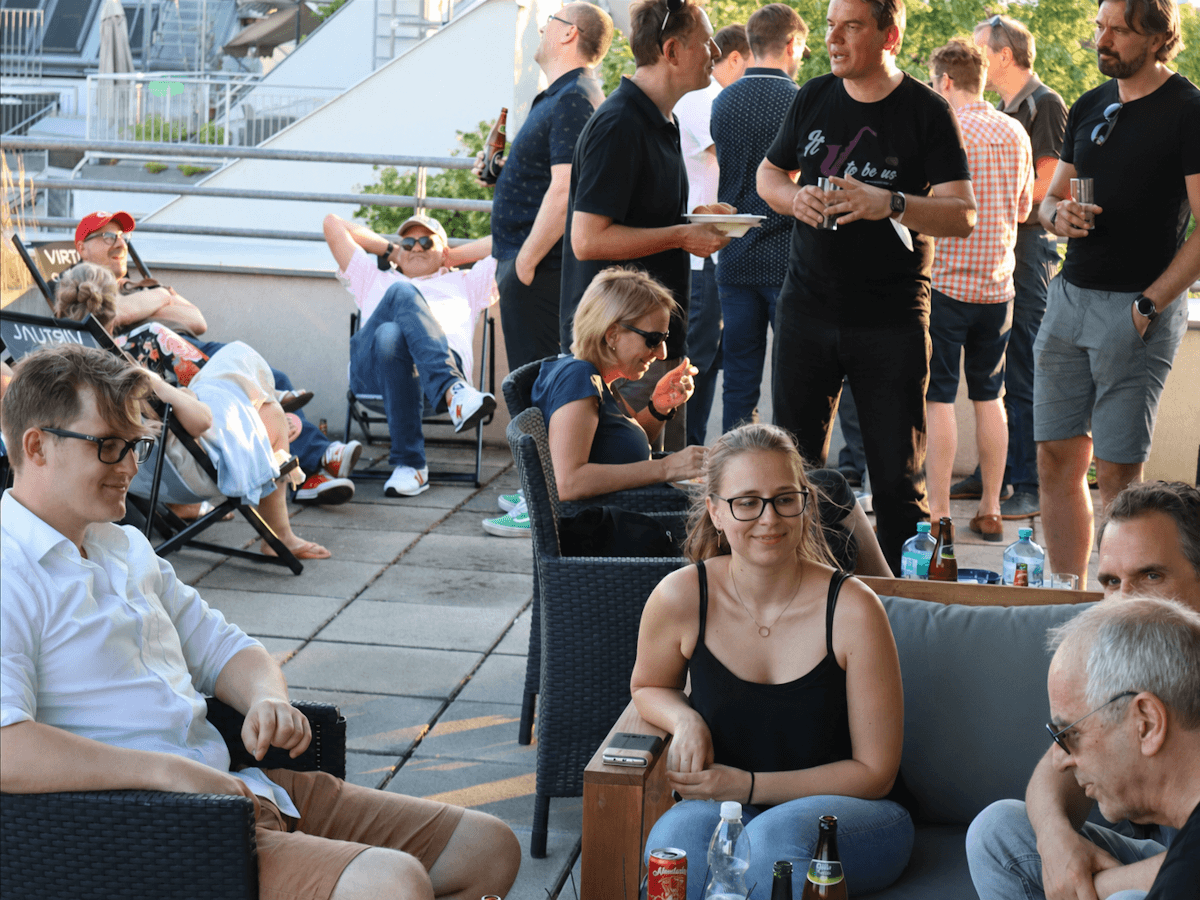 Teilnehmende im Gespräch auf einer ppedv-Dachterrasse